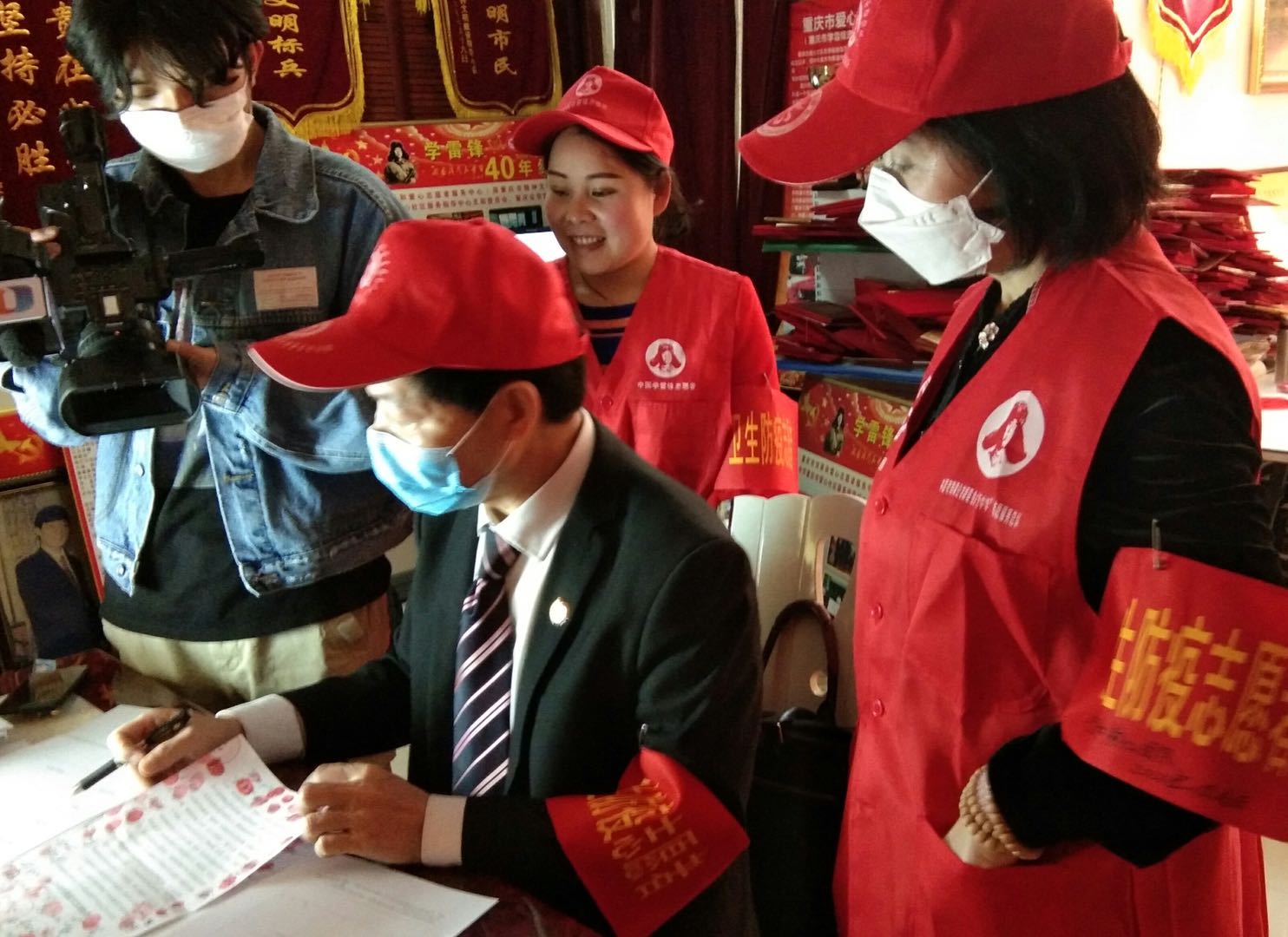 立下军令状的志愿者们 刘崇和与志愿者们前线抗疫