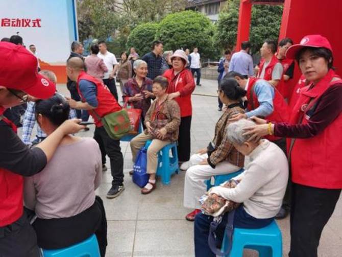 党建引领聚合力 银龄关爱暖乡村  “渝邻有爱”志愿服务活动纪实